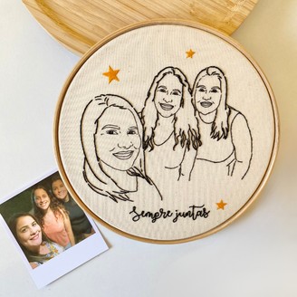 Bastidor bordado em line art de três amigas, com a frase Sempre juntas